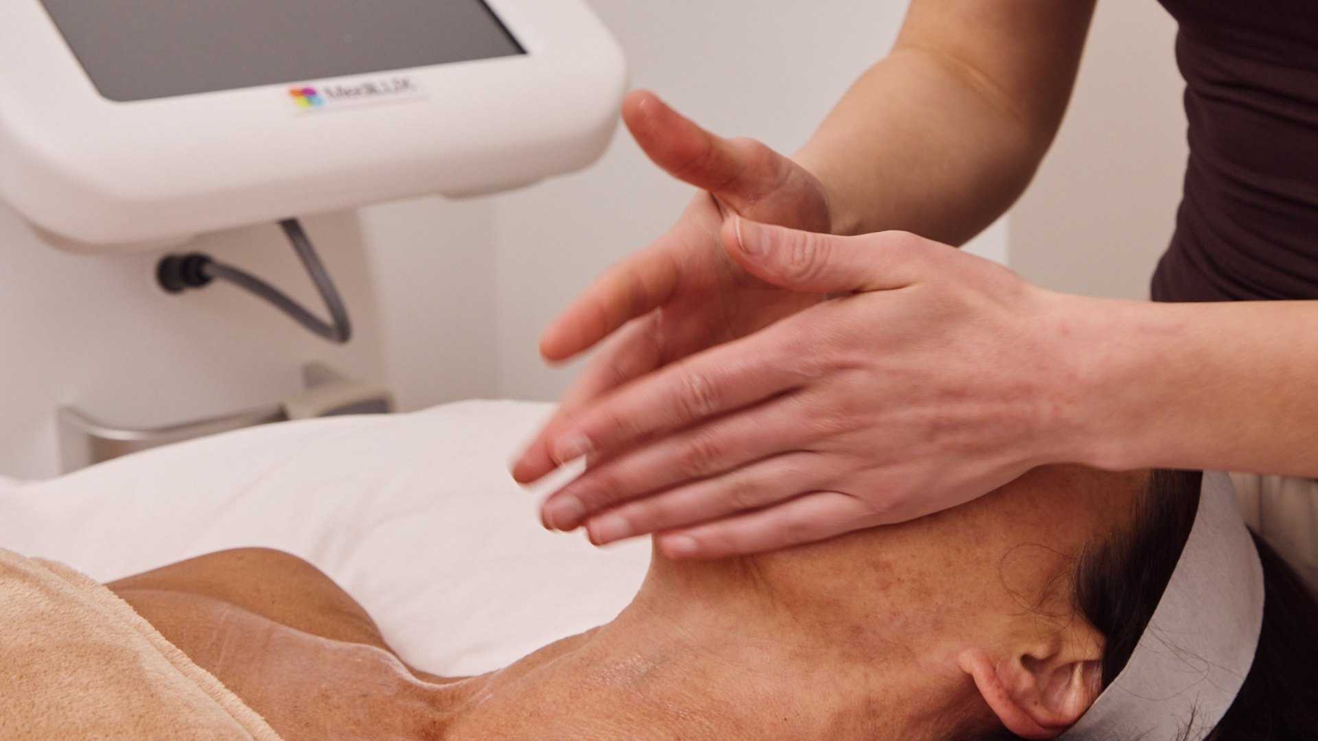 TMJ treatment in Melbourne: practitioner working along the jaw to release jaw tension at Plump, South Yarra